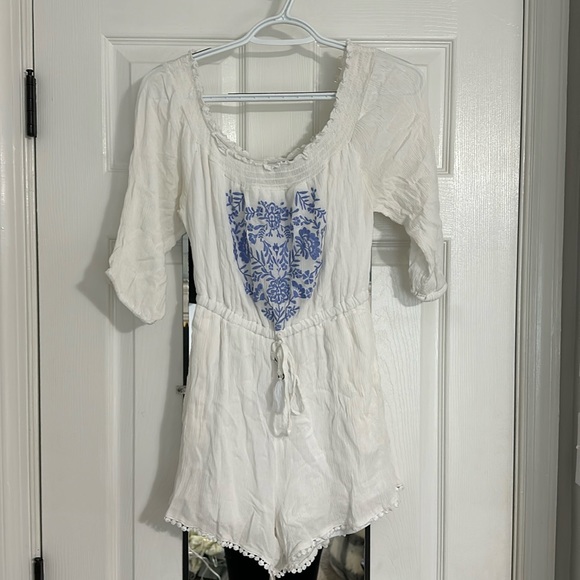 Francesca’s White and blue romper size M - Picture 1 of 2